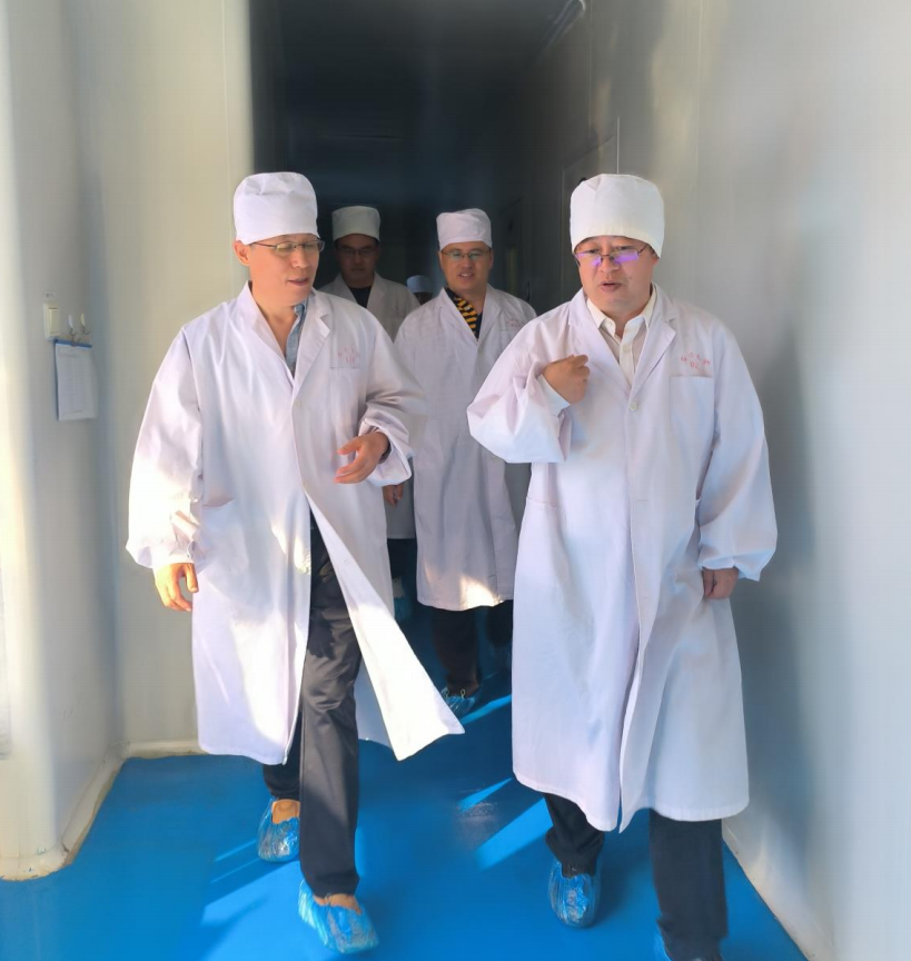 在企业展厅、生产车间，束从杰认真听取了企业发展历程、研发团队建设、产品应用领域、合作客户拓展等介绍，并实地察看了生产线