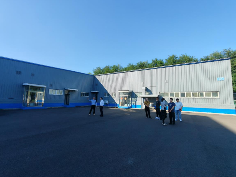 在企业展厅、生产车间，束从杰认真听取了企业发展历程、研发团队建设、产品应用领域、合作客户拓展等介绍，并实地察看了生产线